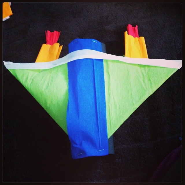 Babykeks ist krank aber wollte unbedingt einen Flieger basteln... Das Resultat: