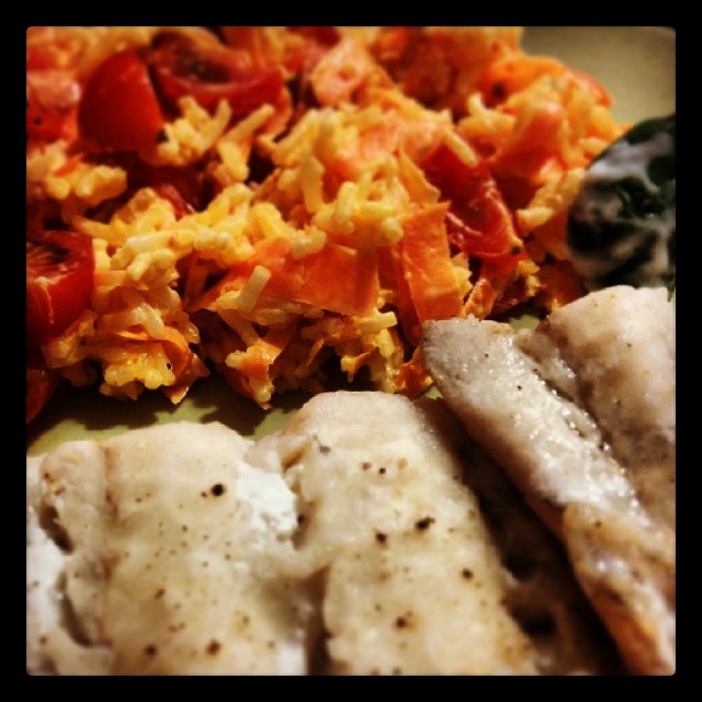 Meine Mama brachte frischen Seelachs mit & ich dünstete ihn & servierte dazu Basmatireis mit Möhren in pikanter Sauce garniert mit fruchtigen Tomaten. Danke Mama war superlecker :)