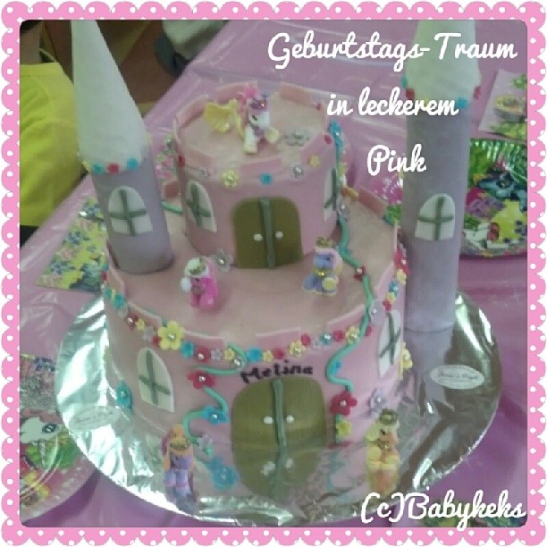 Babykeks war auf einer tollen Geburtstagsparty & schwer begeistert von der Filly-Torte ;-) 