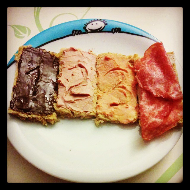 Frühstücksbuffet a la #Babykeks Jede Hälfte mit Wunschbelag! So mag er das jetzt jeden Morgen... O.o da habe ich mal wieder etwas angefangen... #Familie #Frühstück #momblogger
