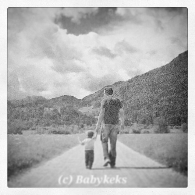 babykeksblog Immer wenn ich dieses Bild vom Liebsten & #Babykeks betrachte denke ich daran dass sie #aufdemweg in die Zukunft waren. Ich mag es wirklich sehr! #oktoberobsession #mafflumomente #papaundkind