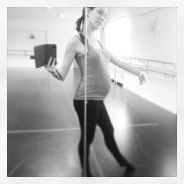 Auch wenn die Schuhe derzeit nicht passen... Ballett tanzen wir trotzdem ;)