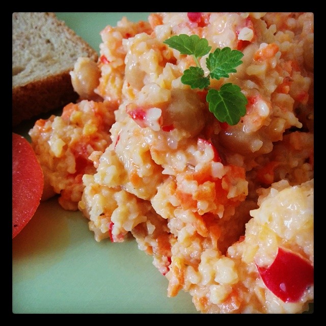 Wenn Babykeks bei den Großeltern ist, gibt es für uns Eltern leckeren Bulgur-Salat mit Kichererbsen, Hummus & Brot