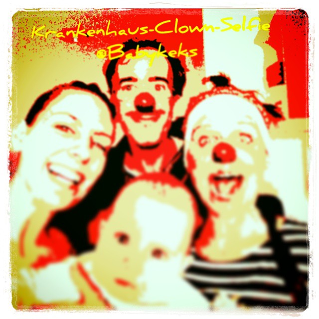 Krankenhaus Clown Selfie :-) Leider müssen wir noch länger bleiben aber wo Mama ist, ist Babykrümel zufrieden & Babykeks freut sich über die "Männerabende" mit seinen Papa ;-) 