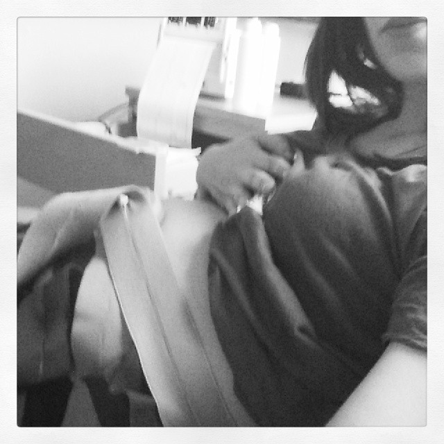 Verkabelt aber extrem happy! Baby trainiert gegen das CTG seine Fausthiebtechnik...