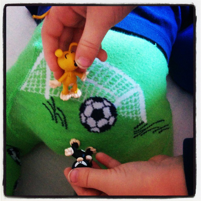 Marsupilami Fußball auf Babypopo. Große Abenteuer in der #Babykeks Familie - was man sonntags eben so tut als großer/kleiner Bruder... #latergram