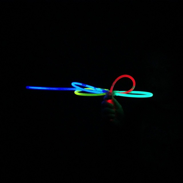 Das Krank sein scheint #Babykeks "Nacht-kreativ" zu machen. Heute ist es eine Wasserpistole aus Knicklichtern - er meldet das Patent an sobald er gesund ist... ;-) Gute Nacht euch allen! #nofilter #momblogger #Familie
