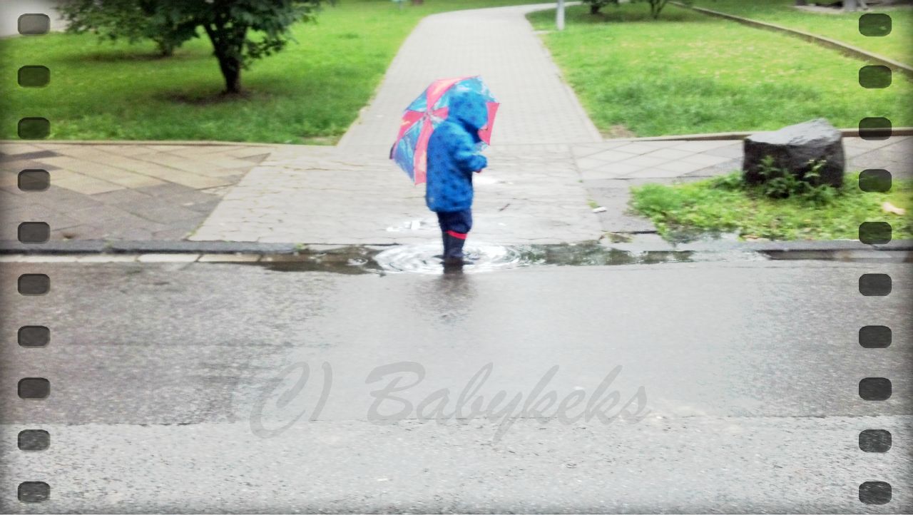 Babykeks beim Pfützenspringen