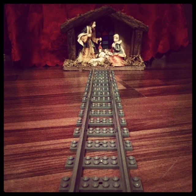 Frohe Weihnachten euch allen. Hier wird schon heftigst bespielt. #Babykeks & der Liebste bauen Schienen auf & alle Wege führen heute zum Christkind :-)
