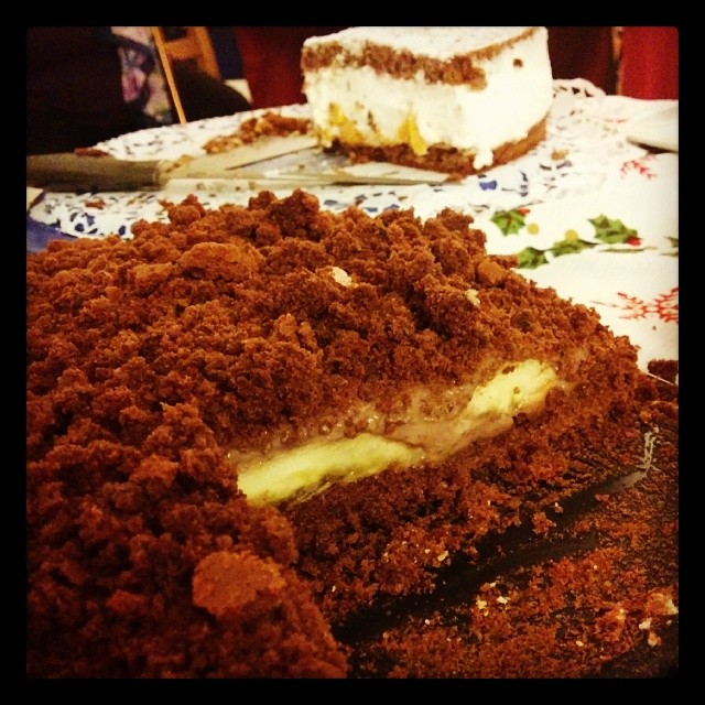 Zwei Torten für den Geburtstag meiner Mama gemacht. Die Gäste fanden sie lecker. Feiern mit vollem Bauch ;-)...