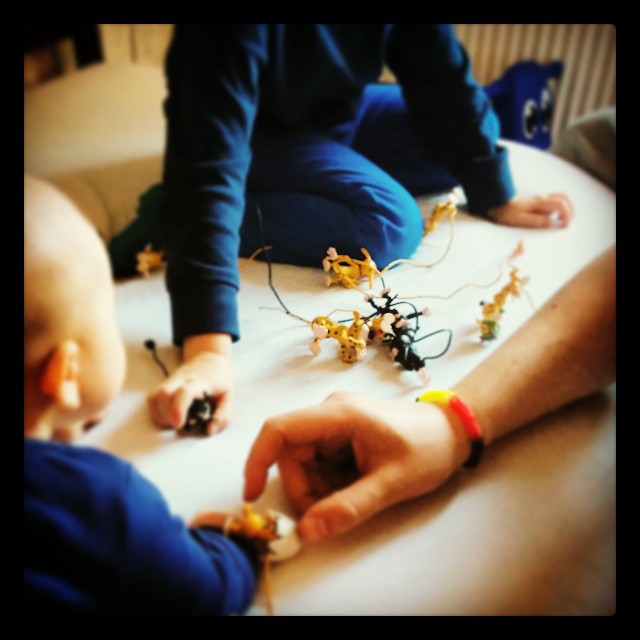 #wieimmer ist sonntagmorgens Familienspiel auf dem großen Bett angesagt. Heute ist die #Babykeks Familie eine #Marsupilami Familie... #oktoberobsession
